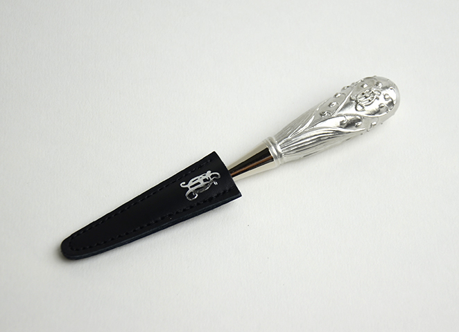 送料無料 未開封！クロバー Anano すずらんの目打ち（革ケース付） クロバー すずらんシザーケース ハサミ付き ポルトボヌール 手芸用品