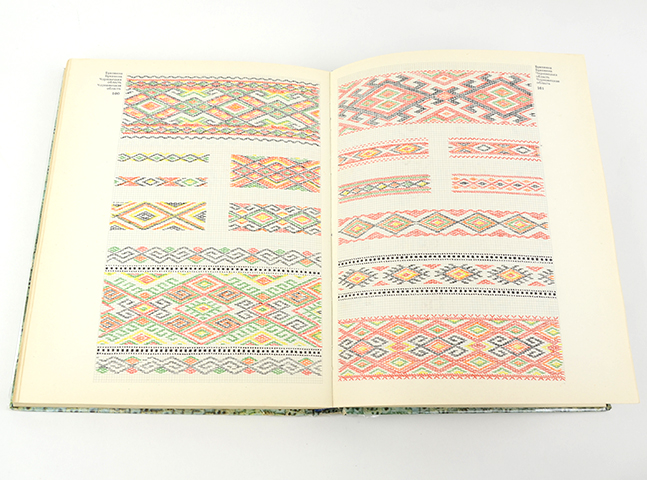 チェコの素晴らしい刺繍の本  民族刺繍 レア 1985年発行 定期入れの チェコの素晴らしい刺繍の本 民族刺繍 レア 1985年